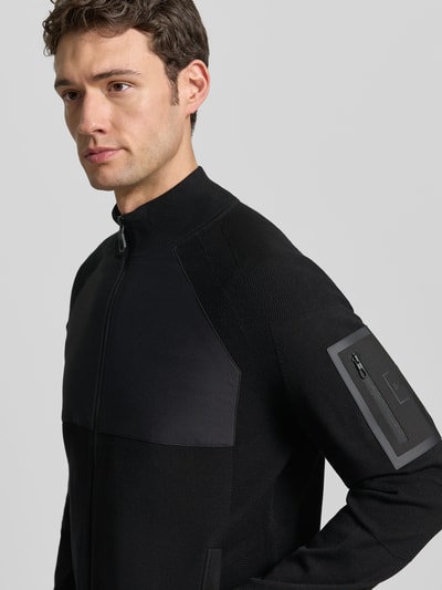 Männermodel trägt Regular Fit Sweatjacke aus Viskose-Mix Modell 'TOUR HY' von BOSS Green, Optik: unifarben, Nahaufnahme Oberkörper.