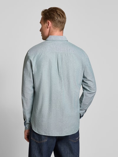 Męski model nosi Regular Fit Freizeithemd aus reiner Baumwolle od MCNEAL, jasnoniebieska, wyhaftowane logo, z długim rękawem, widok całej sylwetki od tyłu, długość tyłu 76 cm, szerokość w rozmiarze M 45 cm, długość rękawów 66 cm.