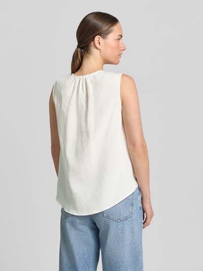 Frauenmodel trägt Blusentop aus Viskose-Leinen-Mix Modell 'Fazil' von OPUS in Offwhite, Regular-Fit, Rückenlänge bei Größe 36: 59 cm, Ganzkörperansicht Rückansicht.