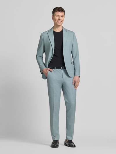 Männermodel trägt Hose mit Bügelfalten und Schnürung Modell 'SpartaFlex' von Zuitable in Hellblau, Material-Mix mit Viskose, Slim Fit, Ganzkörperansicht von vorne.