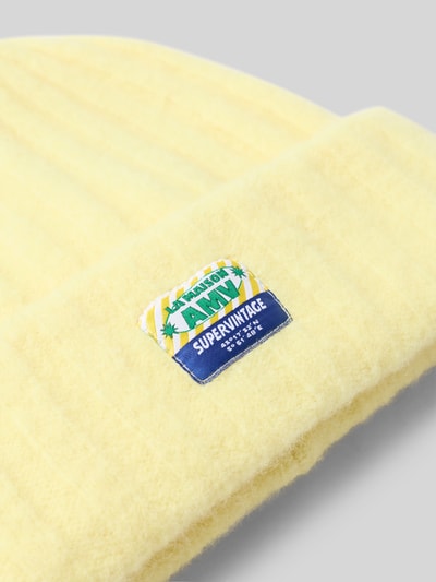 Produktfoto, Mütze aus Alpaka-Baumwoll-Mix Modell 'Vitow' von American Vintage in hellgelb, weiche Strick-Optik, Logo-Patch, Damen Mütze