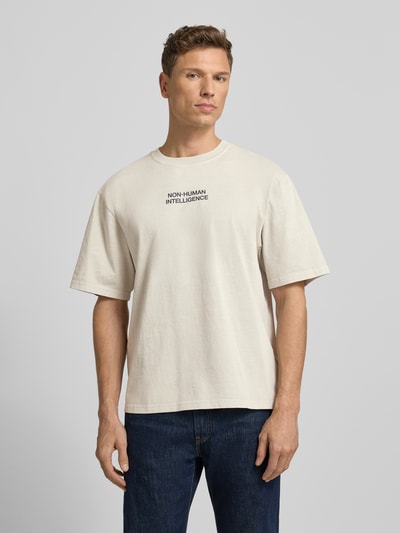 Männermodel trägt T-Shirt mit Rundhalsausschnitt Modell 'Gary' von Wood Wood, Reine Baumwolle, Relaxed-Fit, Herren T-Shirt, Ganzkörperansicht von vorne.