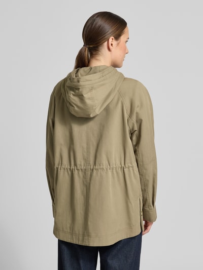 Vrouwenmodel draagt Jacke met verdekte ritssluiting van Fuchs Schmitt in katoenmix regular fit met capuchon en klepzak, ruglengte 73 cm, schouderbreedte 37 cm, borstwijdte 54 cm, mouwlengte 66 cm, zandkleur, textuur glad, volledig van achteren te zien