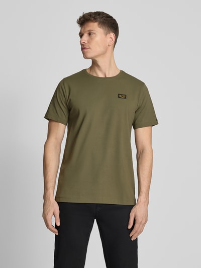 Männermodel trägt T-Shirt mit Label-Details und Rundhalsausschnitt von PME Legend aus Baumwoll-Elasthan-Mix, Regular-Fit, Ganzkörperansicht von vorne. Rückenlänge bei Größe M: 70 cm.