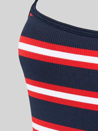 Detailaufnahme, Frauenmodel trägt Badeanzug mit Neckholder von TOMMY HILFIGER, wielokolorowy stretch, logo, bez fiszbin, głęboki dekolt z tyłu