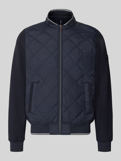 Produktfoto, Regular Fit Collegejacke aus Baumwoll-Mix von Christian Berg Men in Dunkelblau mit Stepp-Optik, Reißverschluss, elastische Abschlüsse, gerippte Details, zwei Eingrifftaschen, Stehkragen