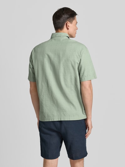 Männermodel trägt Loose Fit Freizeithemd aus reiner Baumwolle von Tom Tailor Denim, Optik: Unifarben, Ganzkörperansicht Rückansicht.
