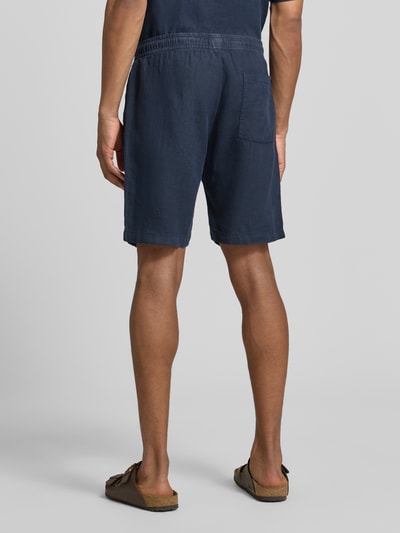 Männermodel trägt Shorts mit elastischem Bund und Gesäßtasche von MCNEAL, Reine Baumwolle, Regular-Fit, Ganzkörperansicht Rückansicht.