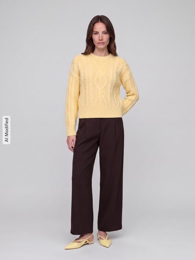 Vrouwenmodel draagt Regular fit pullover uit pure scheerwol model 'ALBEN' van Weekend Max Mara in lichtgeel met kabelpatroon, dames pullover, volledig lichaam aanzicht van voren, KI-modified beeld