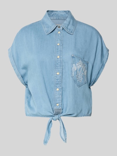 Produktfoto, Jeansbluse mit Brusttasche Modell 'AMBRA' von Guess aus czystego lyocellu, krój loose fit, kieselszkolny kołnierzyk, listwa guzikowa, krótkie podwijane rękawy, kieszonka z przeszyciem, detal w postaci węzła, długość pleców w rozmiarze S: 47 cm, długość rękawa w rozmiarze S: 8 cm, jasnoniebieska, miękka faktura