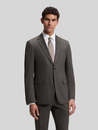Männermodel trägt Regular Fit Sakko mit Schurwoll-Anteil Modell 'Jasper' von BOSS in Braun, klassische Form, glatte Textur, Ganzkörperansicht von vorne.