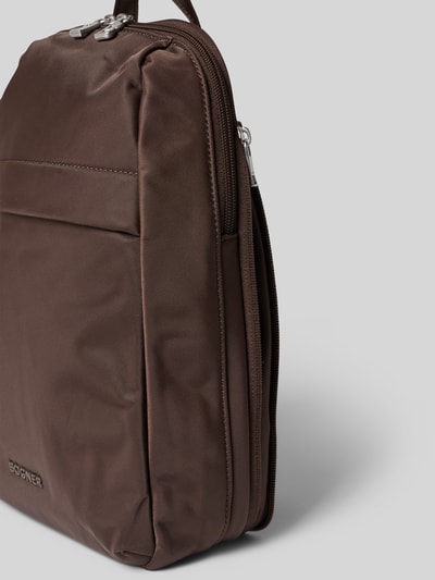 Produktfoto, brauner Rucksack mit Logo-Detail Modell 'Maxon' von BOGNER, glatte Textur, mehrere Reißverschlüsse, Damen Rucksack