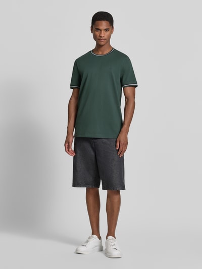 Männermodel trägt Regular Fit T-Shirt mit Logo-Stitching von Christian Berg Men, Reine Baumwolle, Rundhalsausschnitt, Herren T-Shirt, Ganzkörperansicht von vorne.
