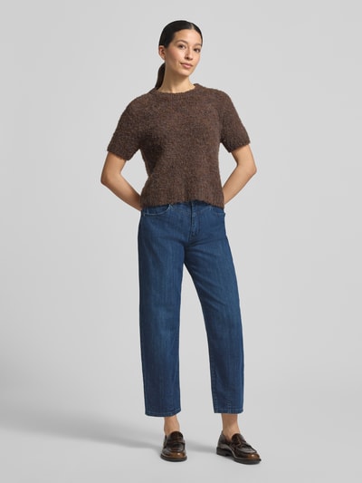 Frauenmodel trägt Barrel Fit Jeans mit Eingrifftaschen Modell 'BOBBIE' von MAC aus Baumwoll-Mix mit Stretch-Anteil, Ganzkörperansicht von vorne.