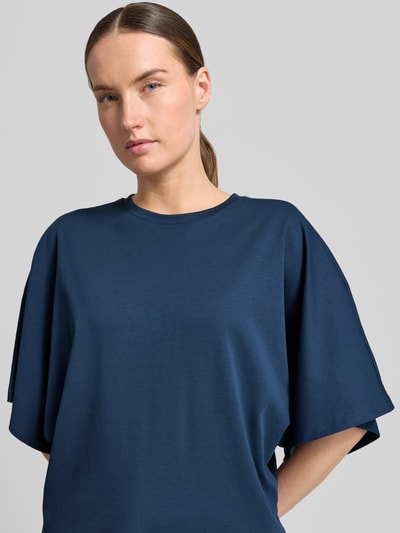 Vrouwenmodel draagt Boxy Fit T-shirt met ronde hals van Zero, puur katoen, 1/2-mouwen, ruglengte maat 36: 58 cm, detailopname bovenlichaam.