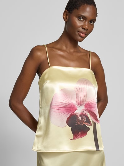 Vrouwenmodel draagt Trägertop aus Satin Modell 'ORCHIDA' van YAS met motiefprint, regular fit, lichtgeel met roze, motiefprint satijnlook, dames, ruglengte bij maat 36: 59 cm, Nahaufnahme bovenlichaam.