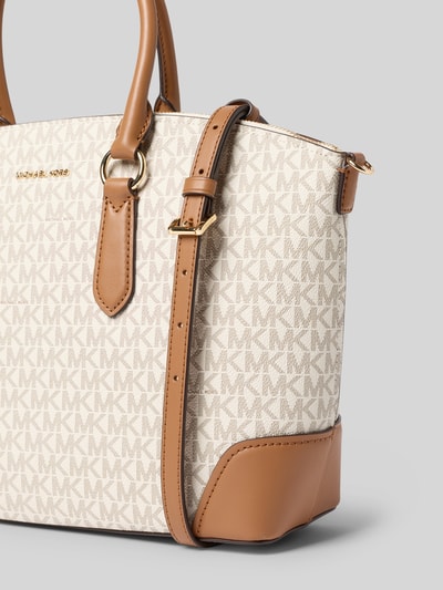 Produktfoto, Handtasche mit Logo-Applikation Modell 'Murphy' von MICHAEL Michael Kors, beżowy odcień, monogram, brązowe skórzane detale, Szerokość w rozmiarze 1: 40 cm, długość: 26 cm, głębokość: 12 cm, długość paska: 120 cm, kontekst: damska torebka z główną komorą na zamek, odpinane uchwyty, wewnętrzna kieszeń na zamek
