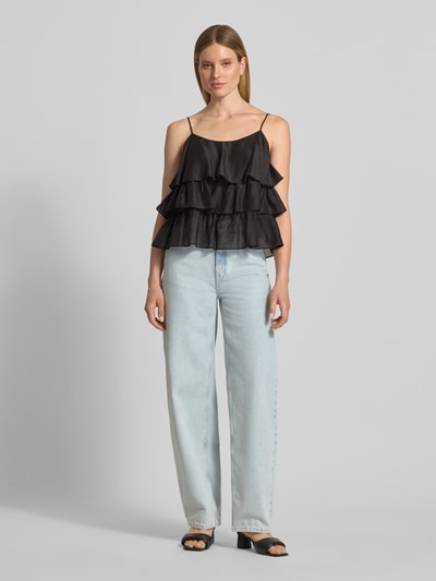Frauenmodel trägt Regular Fit Top aus Lyocell-Mix von JAKE*S STUDIO WOMAN, Schwarz mit Rüschenbesatz und Spaghetti-Träger, Ganzkörperansicht von vorne. Rückenlänge bei Größe 36: 35 cm.