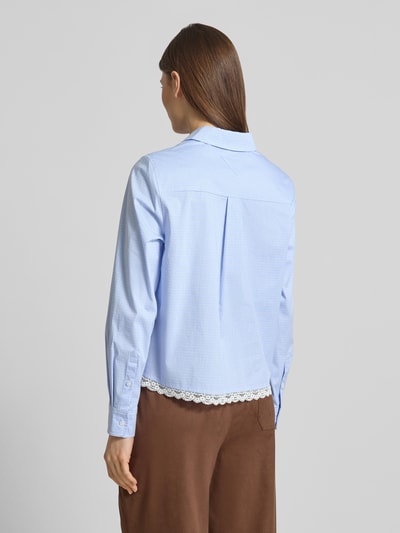 Vrouwenmodel draagt Regular Fit Bluse met Label-Stitching en Spitze van Oui in lichtblauw katoenmix met stretch, overhemdkraag, knoopsluiting, kanten details, ruglengte maat 36: 56 cm, mouwlengte maat 36: 58 cm, geheelopname rugaanzicht.