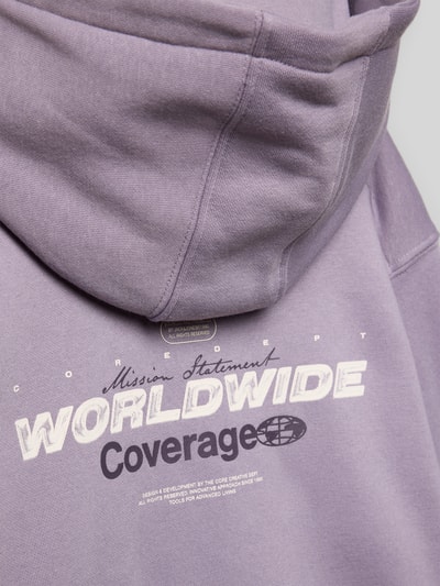 Produktfoto, Hoodie aus Baumwoll-Mix Modell 'COMINERAL' von Jack & Jones in Flieder mit Label-Print und Kapuze, detailreiche Stoffstruktur