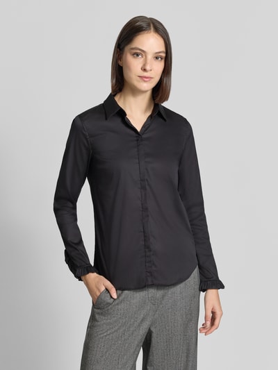 Frauenmodel trägt Hemdbluse aus Baumwoll-Mix Modell 'Mattie' von MOS MOSH, Schwarz, Rüschen am Ärmelabschluss, Ganzkörperansicht von vorne.
