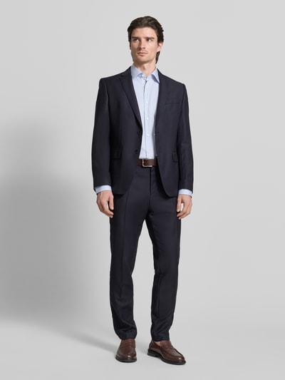 Männermodel trägt Regular Fit Businesshemd aus reiner Baumwolle Modell 'JOE' von BOSS, gestreift, Kentkragen, Ganzkörperansicht von vorne.