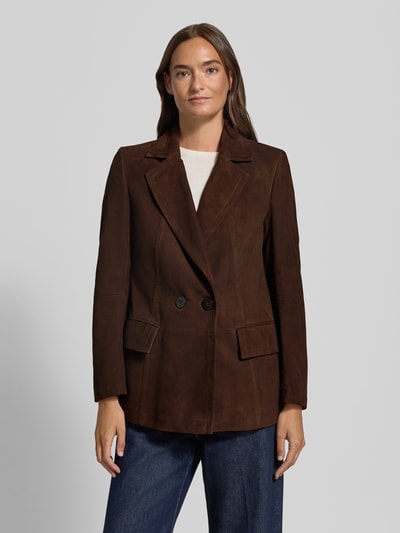 Vrouwenmodel draagt Regular Fit Jacke aus echtem Ziegenleder van Marc Cain in donkerbruin met zachte textuur, voorkant, bovenlichaam close-up.