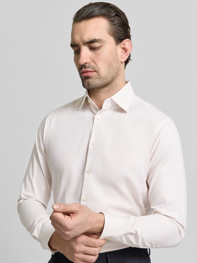 Männermodel trägt Regular Fit Business Hemd aus Baumwolle mit Kentkragen von Christian Berg Men in Hellbeige, Nahaufnahme Oberkörper.