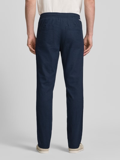 Männermodel trägt Gerade Hose aus Leinen-Baumwoll-Mix van Tom Tailor, look: effen, recht pasvorm, mid waist, labelpatch, steekzakken, achterzakken, mix van linnen en katoen. Ganzkörperansicht Rückansicht.