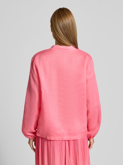 Frauenmodel trägt Regular Fit Bluse mit V-Ausschnitt und Tunnelzug von Marc Cain in Pink, reine Baumwolle, Rückenansicht, Ganzkörperansicht Rückansicht.