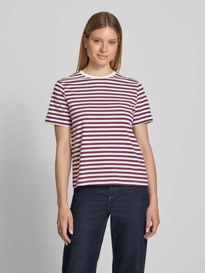 Frauenmodel trägt Damen T-Shirt mit Rundhalsausschnitt Modell 'NORA' von VILA im Baumwoll-Elasthan-Mix Regular-Fit, Querstreifen, Ganzkörperansicht von vorne.