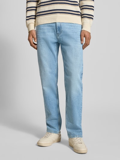 Mannenmodel draagt Straight Fit Jeans im 5-Pocket-Design van REVIEW in denimlook, lichtblauw, knoop- en ritssluiting, ganze lichaamsvoorzijde, bandwijdte maat 32/32 42 cm, binnenbeenlengte 77 cm.