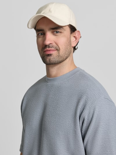 Männermodel trägt Relaxed Fit T-Shirt mit Rundhalsausschnitt von JAKE*S STUDIO MEN im Modal-Baumwoll-Mix, Strukturmuster, Nahaufnahme Oberkörper.