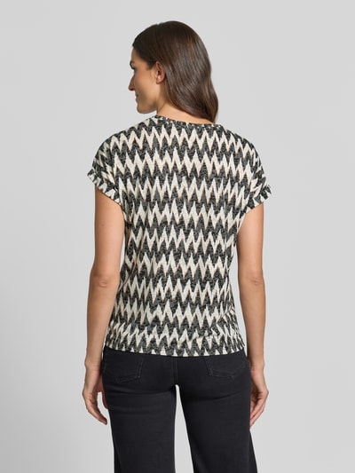 Frauenmodel trägt Damski t-shirt Regular Fit T-Shirt mit Viskose-Anteil von Garcia mit grafischem Muster in Schwarz und Beige, Ganzkörperansicht Rückansicht