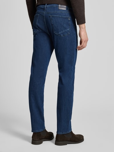 Männermodel trägt Straight Fit Jeans mit 5-Pocket-Design Modell 'Chuck' von Brax, Baumwoll-Mix, Gerader-Schnitt, Ganzkörperansicht Rückansicht