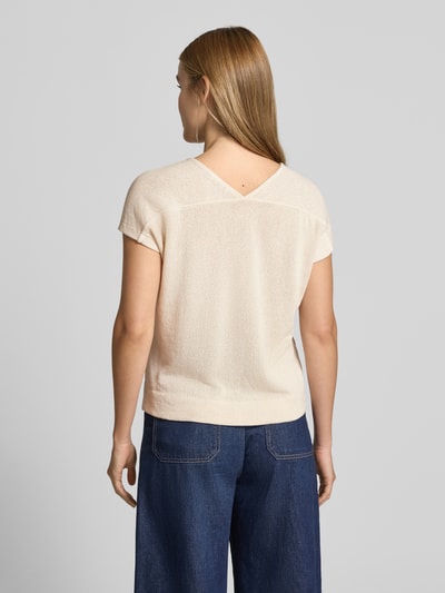 Vrouwenmodel draagt T-shirt uit viscosemix relaxed fit model 'SIRUKUS' van OPUS in beige, V-hals, ruglengte maat 36: 50 cm. Ganzlichaamsaanzicht achterkant
