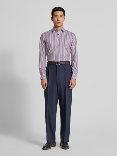 Männermodel trägt Slim Fit Businesshemd aus Baumwoll-Mix mit Haifischkragen von OLYMP Level Five, gestreift, Ganzkörperansicht von vorne.
Kontext: Herren Businesshemd, Elastischer Baumwoll-Mix, Slim Fit, Haifischkragen, durchgängige Knopfleiste, langärmelig, Sportmanschetten, Rückenlänge 80 cm, Schulterbreite 43 cm, Ärmellänge 67 cm.