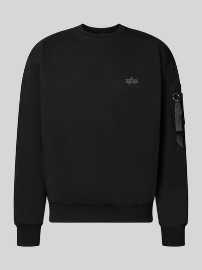 Produktfoto, Sweatshirt mit Label-Details von Alpha Industries, mieszanka bawełny, luźny krój, okrągły dekolt, kieszeń na rękawie z aplikacją z logo, prążkowane wykończenia, długość tyłu w rozmiarze M 66 cm, długość rękawa w rozmiarze M 62 cm, czarny kolor, gładka tekstura