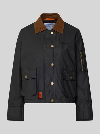 Produktfoto, Jacke aus Baumwolle mit Pattentaschen von Original Bombers, czarna bawełna, krój regular fit, kołnierz, patki, guziki, długość tyłu w rozmiarze S 60 cm, szerokość ramion w rozmiarze S 52 cm, szerokość klatki piersiowej w rozmiarze S 58 cm, długość rękawa w rozmiarze S 57 cm