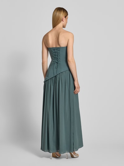 Frauenmodel trägt Cocktailkleid im Off-Shoulder-Look von Hey Kyla, Material-Mix mit Stretch-Anteil, Maxikleid, Figurbetont, Ganzkörperansicht Rückansicht.
