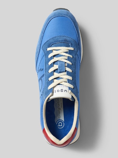 Productfoto, Sneaker met labeldetails model 'Bierman' van bugatti, afgeronde vorm, vetersluiting, gestructureerde zool, blauwe textuur, context: herensneaker, hakhoogte 3 cm, schachthoogte 9 cm, schachtbreedte 9 cm.