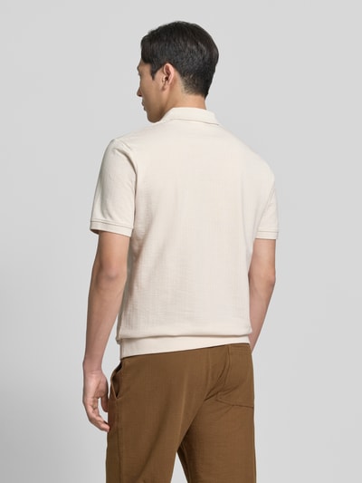 Männermodel trägt Regular Fit Poloshirt aus reiner Baumwolle von s.Oliver RED LABEL, Optik: Unifarben, Strukturiert, Ganzkörperansicht Rückansicht.