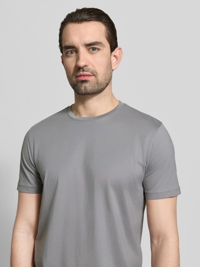Männermodel trägt T-Shirt mit Rundhalsausschnitt von Christian Berg Men, grau, reine Baumwolle, Regular Fit, Nahaufnahme Oberkörper.
