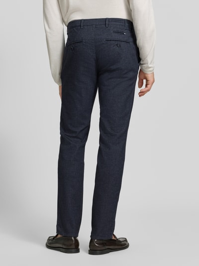 Mannelijk model draagt donkerblauwe smalle broek uit katoenmix, rechte lijnen, gladde textuur, Schmale Hose aus Baumwoll-Mix model 'Fabio' van Brax, Heren, volledige achteraanzicht.
