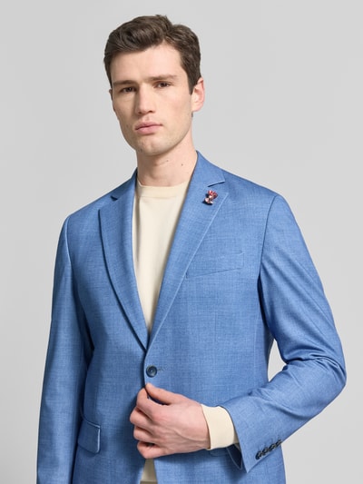Männermodel trägt Slim Fit Anzug mit 2-Knopf-Sakko von Wilvorst in Hellblau, sichtbarer Baumwoll-Mix, Reverskragen, Nahaufnahme Oberkörper.