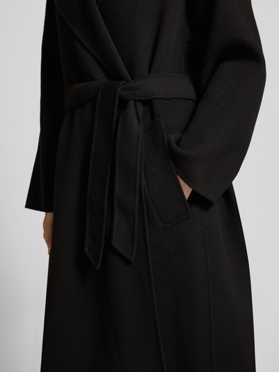Vrouwenmodel draagt Regular Fit lange jas uit scheerwolmix model 'OPEROSO' van Weekend Max Mara, detailopname, Dames.