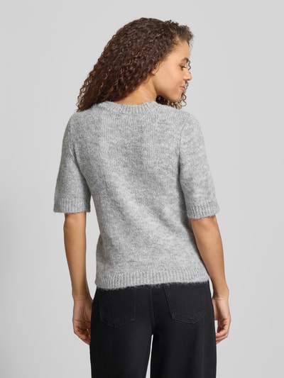Vrouwenmodel draagt Regular fit gebreide trui met wol-samenstelling model 'STARLA' van Only, effen gemêleerd grijs, ribboorden, rugaanzicht.