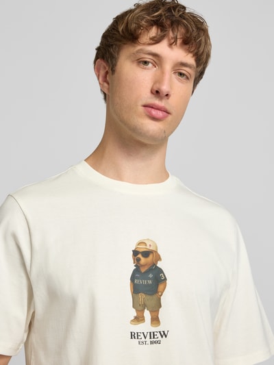 Männermodel trägt Regular Fit T-Shirt mit Logo-Print von REVIEW, Herren T-Shirt aus Reine Baumwolle mit Rundhalsausschnitt, Nahaufnahme Oberkörper. Rückenlänge bei Größe M: 59 cm.