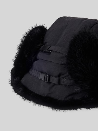 Produktfoto, schwarze Mütze mit Kunstfellbesatz Modell 'Hawka Bomber' von Barts, glatte und flauschige Texturen, Damen Mütze