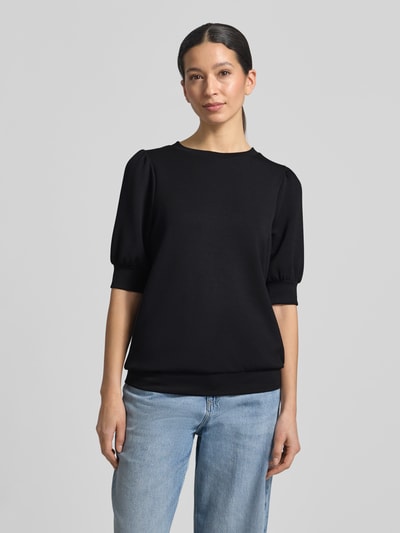 Frauenmodel trägt Sweatshirt mit 1/2-Arm Modell 'BANU' von Soyaconcept, schwarzer Material-Mix mit Modal-Anteil, Regular-Fit, Rundhalsausschnitt, Puffärmel, Ganzkörperansicht von vorne.